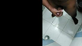 Sama Ngocok Kontol Sambil Mandi di Bathtub
