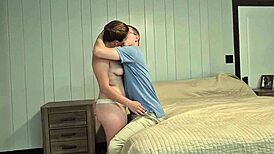 Stiefmoeder wordt gecreampied door haar stiefzoon in taboe rollenspel