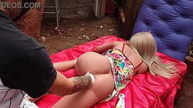 Spiser den blonde sted-mors røv som et sexlegetøj