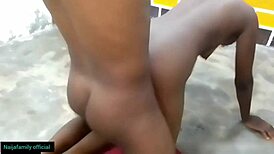 Pyöreä musta tyttö naidaan sateessa, kotitekoinen naija-tyyli