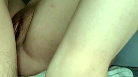 Slatka stidljiva cura razmakne noge na stolu za brzinski cumshot na pičku