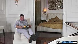 Jeune Roumaine 18+ aux gros seins Nelly Kent aide le vieux comme femme de ménage