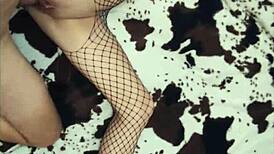 De smukke lingeri understreger den tynde kones slanke krop