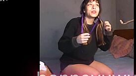 Bonneyuwu - 14 09 argentina puta se masturbaa en la cama con un dildo transparente