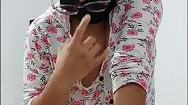 Milf kauniilla persellä tanssii näyttäen sitä ja isoja nännejään