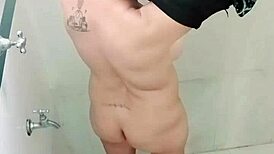 Masturbating in shower, Latina