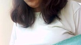 Učitelka a studentka sdílejí kluka v horké trojce