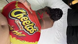 Bílý chlap šuká velkou prdel černou holku přes díru v těsných legínách