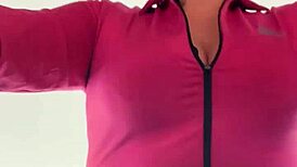 Trening på gymmen med dryppende titter og geil fitte