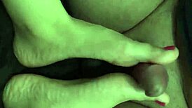 llegamos de la uni y mi amiga me hace unos footjob