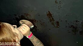 Eu e minhas amigas nos divertimos no gloryhole da casa de swing festa da putaria