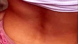 Mladá 18-ročná odvážne nechá svoj tesný zadok rozbiť v domácej stávke, miluje podvádzať priateľa intenzívne