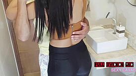 Me fodeu no banheiro da festa em família chupei o pau dele engasguei muito?