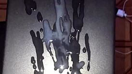 Tynn amatør stryker sin store hvite kuk til hun kommer på hjemmelaget video