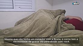 Evli ev hanımı koca emdirirken inliyor, oğlu tarafından yakalanma tehlikesi kısım 2