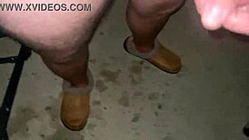 pov żona pochylona na szybki publiczny ruch