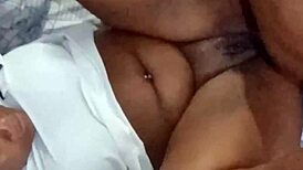 זוג סטודנטים רזים בביקיני עם אוטרן20 וסיסטי