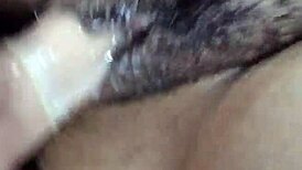 Joven Caliente Coño Peludo Se Masturba Cabalgando a Escondidas Hasta Correrse en Creamy