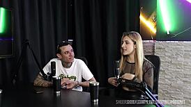 Loira Safada Sucks Skinny Guy's Dick