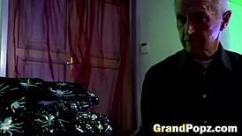 리버스 카우걸로 금발 틴 18+가 늙은 스터드 타