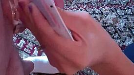 Ani se nesnaž utéct z chastity klece, otroku. Cítíš, jak se pouta utahují, když tě dráždím hračkami?