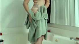 Deblja cura 18+ sa čvrstom guzom kupa u tušu na webkameri