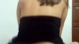 mi vecino me ayuda con la cama y prueba su verga en mi conchita