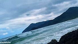 fudendo bem gostoso a loira na prainha branca