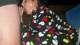 pov żona pochylona na szybki publiczny ruch