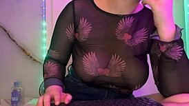 Veľký dildo šuká pičku a končí s monštruóznym chujom