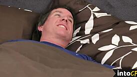 CFNM tæver dominerer bo-kammerat med sugende mund