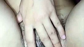 Joven Caliente Coño Peludo Se Masturba Cabalgando a Escondidas Hasta Correrse en Creamy