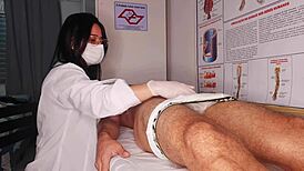 Enfermeira E Estética Observa Ereção Do Paciente!