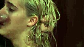 נערה 18+ בקשירה מוצצת עמוק ומקבלת זיון חזק