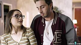 Perv zvezdnik izkoristi plašno najstnico 18+ reporterko Aften Opal