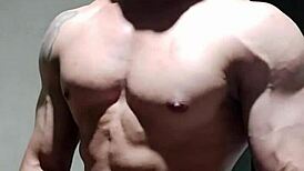 Silný svalnatý muž sa predpisuje