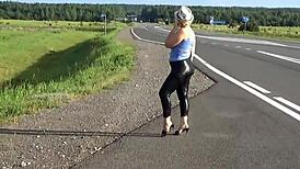 Gros cul en leggings cuir taquine avec mouvements solo maison