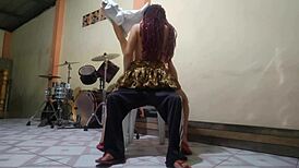 Madrastra con pelo de trenzas seduce hijastro para follarlo montando polla inexperto sexo tetona atletico