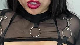 JOI em PT POV Sua Dona Te Tortura Ballbusting Femdom Squirt na Boca Astarioth 💦