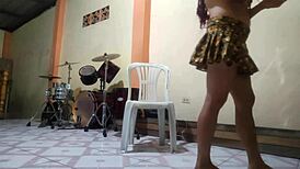 Madrastra con pelo de trenzas seduce hijastro para follarlo montando polla inexperto sexo tetona atletico