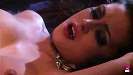 בובה סקסית עם ציצים מזויפים גדולים מקבלת זיון על המיטה!