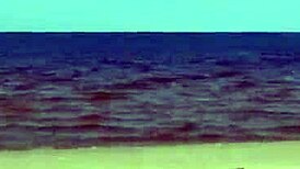 Gros cul en cuir marche sur la plage en talons