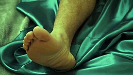 Bu macho herif chastity kafesinde mastürbasyon yapıyor izle!