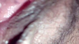 น้ำที่พุ่งเข้าไปในรูหีสาวใหญ่จนแตดแฉะ