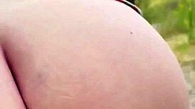 Červenovlasá močí cez chlpatú pičku v surovej fetiš scéne