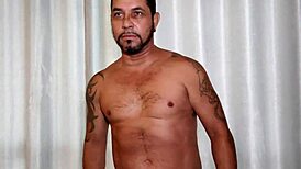 Brazílska pornstar s obrovským kokotom sa šuká a strieka v sólo masturbácii