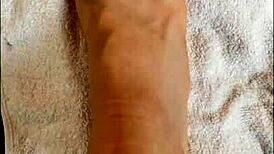 hablando con mis seguidores y mostrando mis pies descalzos