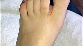 hablando con mis seguidores y mostrando mis pies descalzos