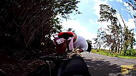 Paseo en bicicleta mostrando las bragas este viejito me queria coger cumshot al aire libre