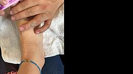 hablando con mis seguidores y mostrando mis pies descalzos